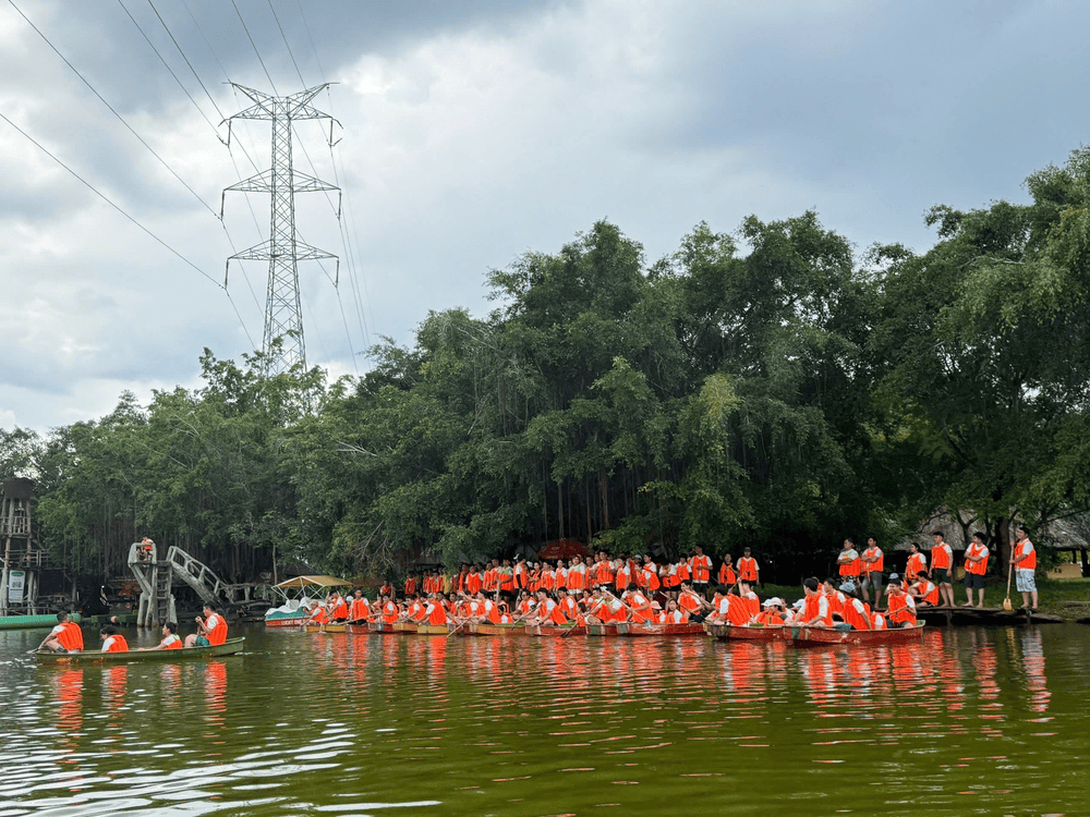 Du khách có thể tham gia nhiều trò chơi trên sông nước thú vị và thưởng thức đặc sản miền quê tại đây (Nguồn: Khu Du Lịch Sinh Thái Bò Cạp Vàng)